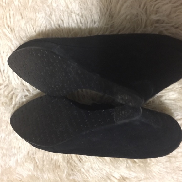 Tahari suede wedge pumps - Picture 4 of 4